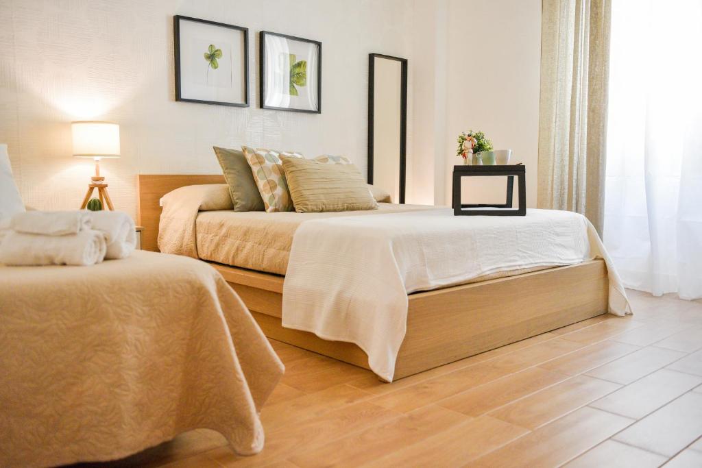 una camera con 2 letti e una lampada di B&B Portafortuna Lucky charm a Salerno