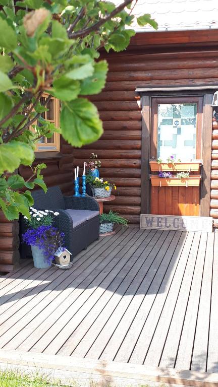 patio con divano su una terrazza in legno di Reykjavik 116 Jörfagrund 19 Cozy Mini Studio 14m2 a Kjalarnes