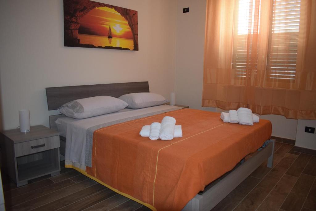 ein Schlafzimmer mit einem Bett mit weißen Handtüchern darauf in der Unterkunft Affitto breve Casa Taormina in Palermo