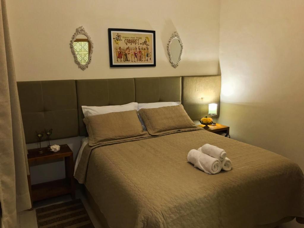 トレス・コラソンエスにあるPousada Divina Minasのベッドルーム1室(タオル付きのベッド1台付)