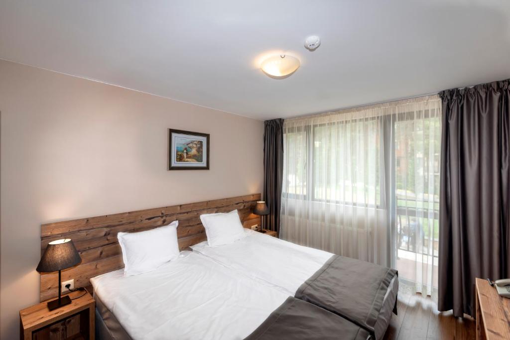 Un pat sau paturi într-o cameră la Hotel Panorama Velingrad