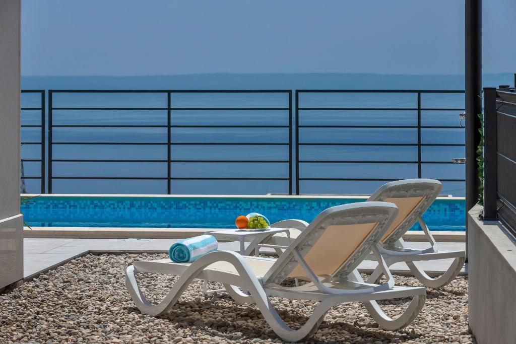 Balkón nebo terasa v ubytování Villa Violet with Salt water pool