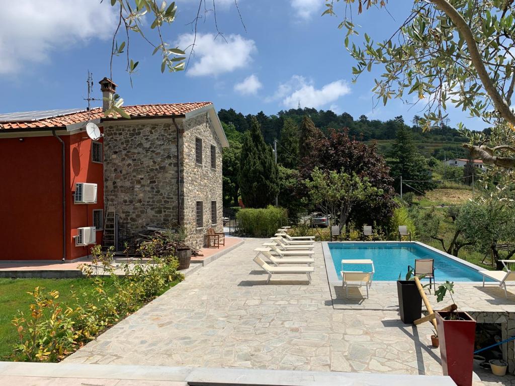 una casa con piscina accanto a un edificio di Villa Emozione a Sarzana