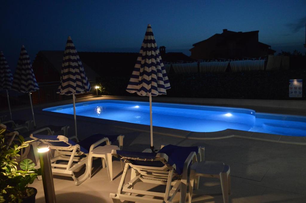 Swimmingpoolen hos eller tæt på Apartments Vinka