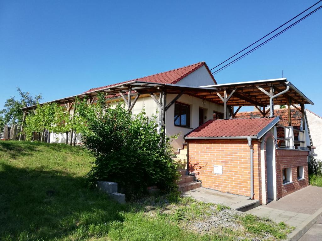 una casa de ladrillo con techo rojo en Apartmán s vinným sklepem Four Grapes, en Jevišovka