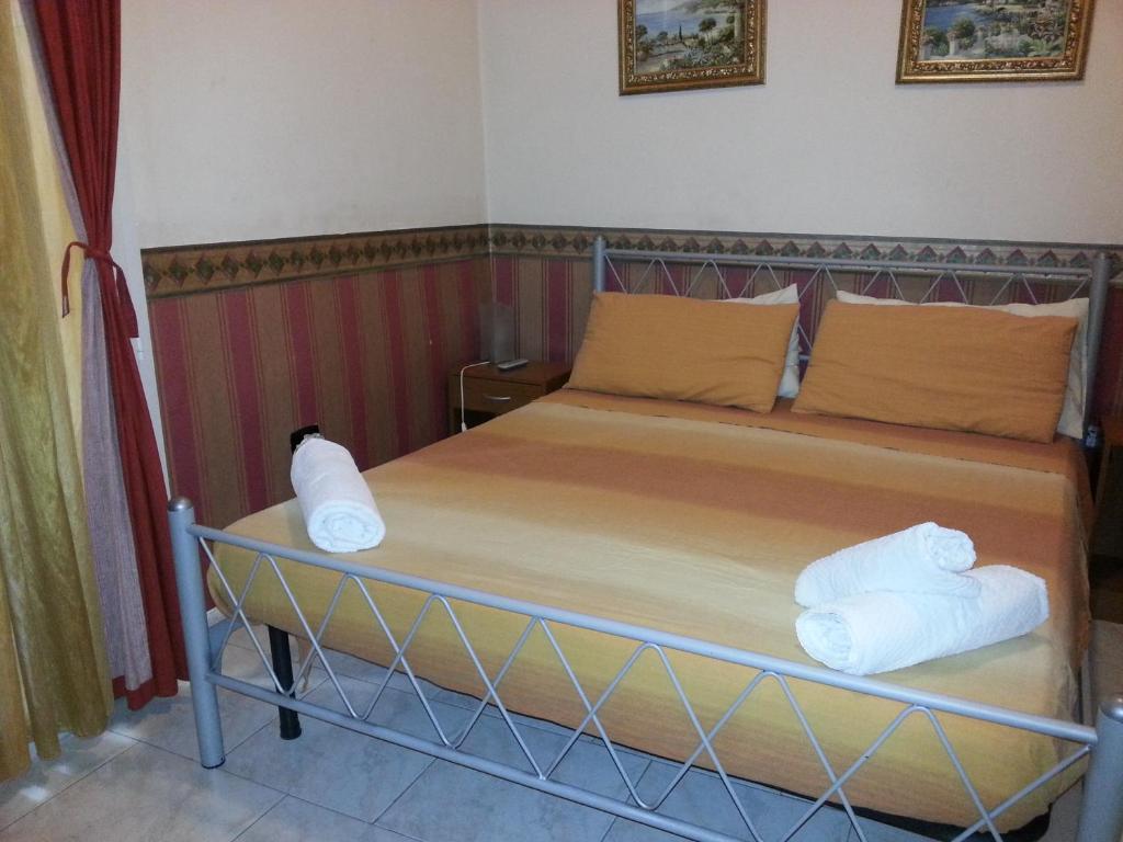 ナポリにあるAstraのベッドルーム1室(タオル付)