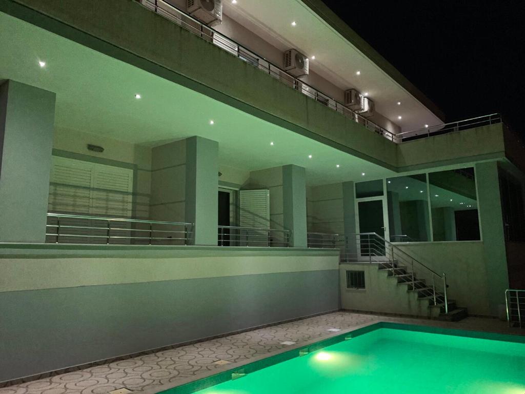 una casa con piscina e grande specchio di Vitamin Sea a Sarandë