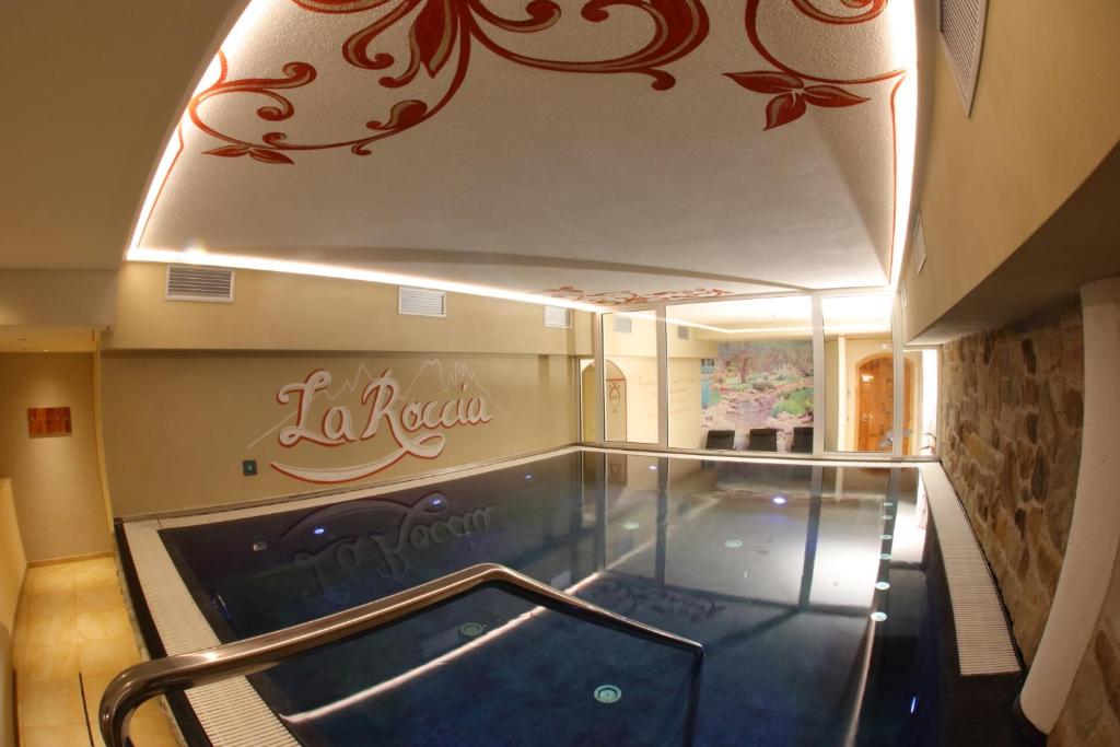 a swimming pool in the middle of a building at Hotel Garni La Roccia in Andalo