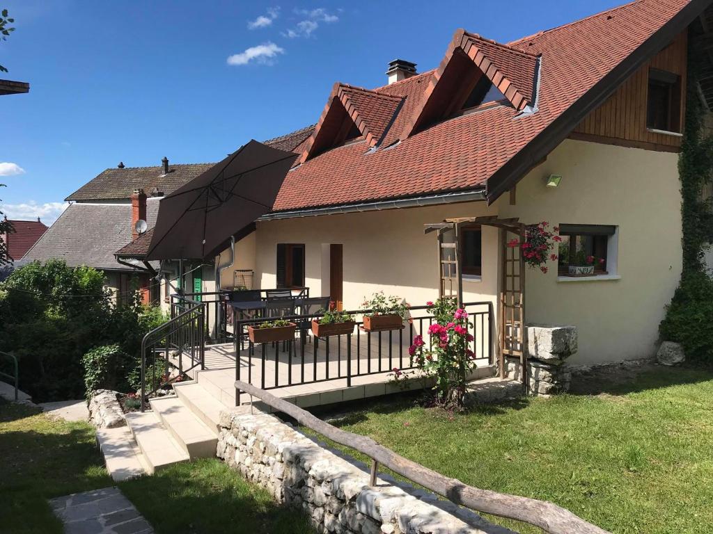 uma casa com uma cerca e uma mesa no quintal em Chez Albert em Aiguebelette-le-Lac