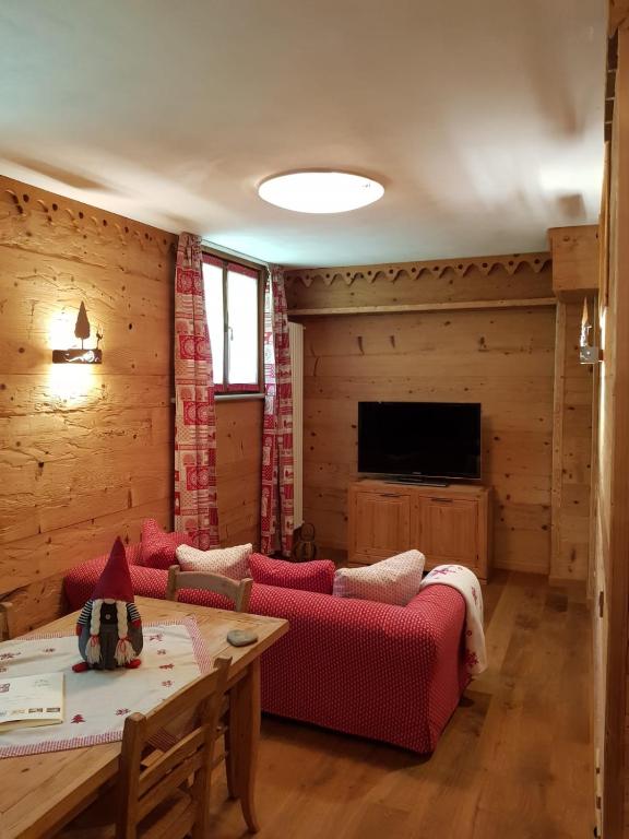 TV a/nebo společenská místnost v ubytování Chalets Mignon