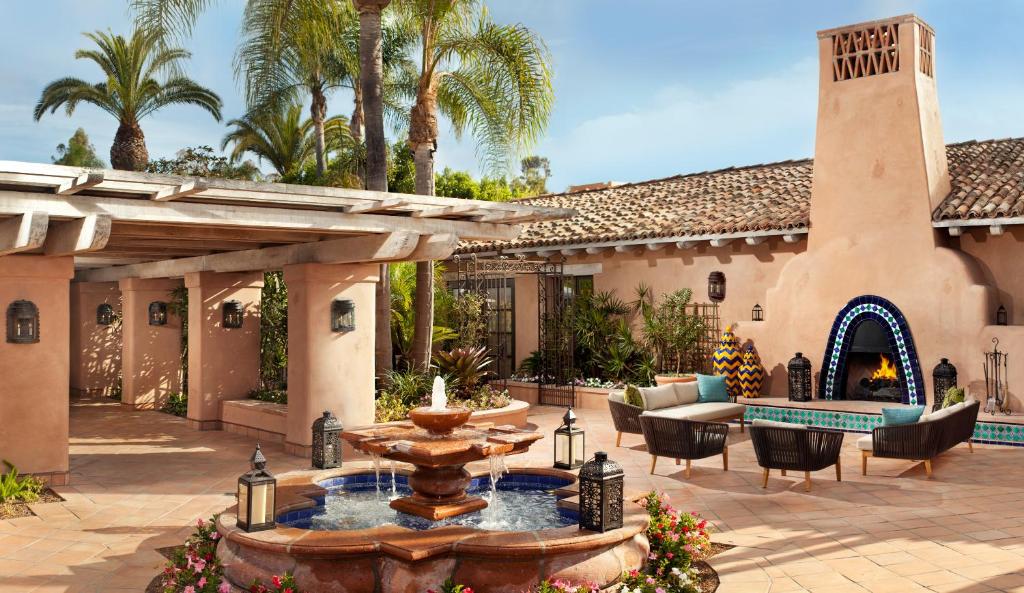eine Terrasse mit einem Brunnen vor einem Haus in der Unterkunft Rancho Valencia Resort and Spa in Rancho Santa Fe