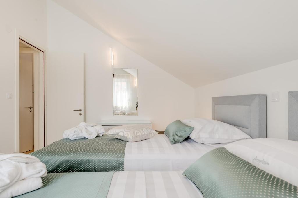 Postel nebo postele na pokoji v ubytování Spacious Family Apartment MM