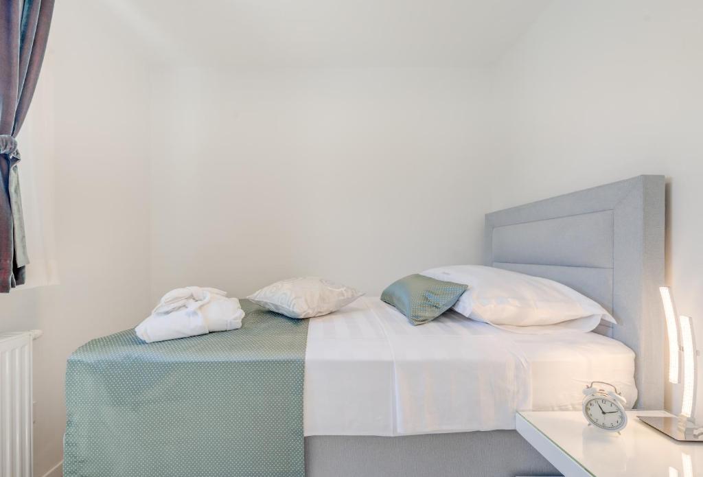 Postel nebo postele na pokoji v ubytování Spacious Family Apartment MM
