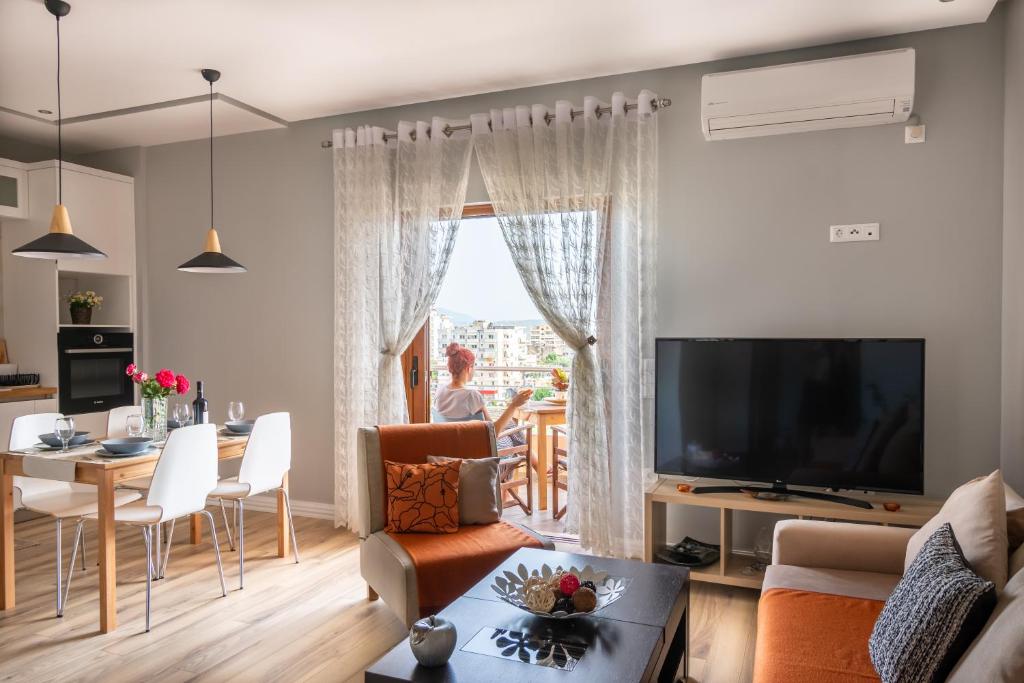 TV a/nebo společenská místnost v ubytování Great Alexander Suites