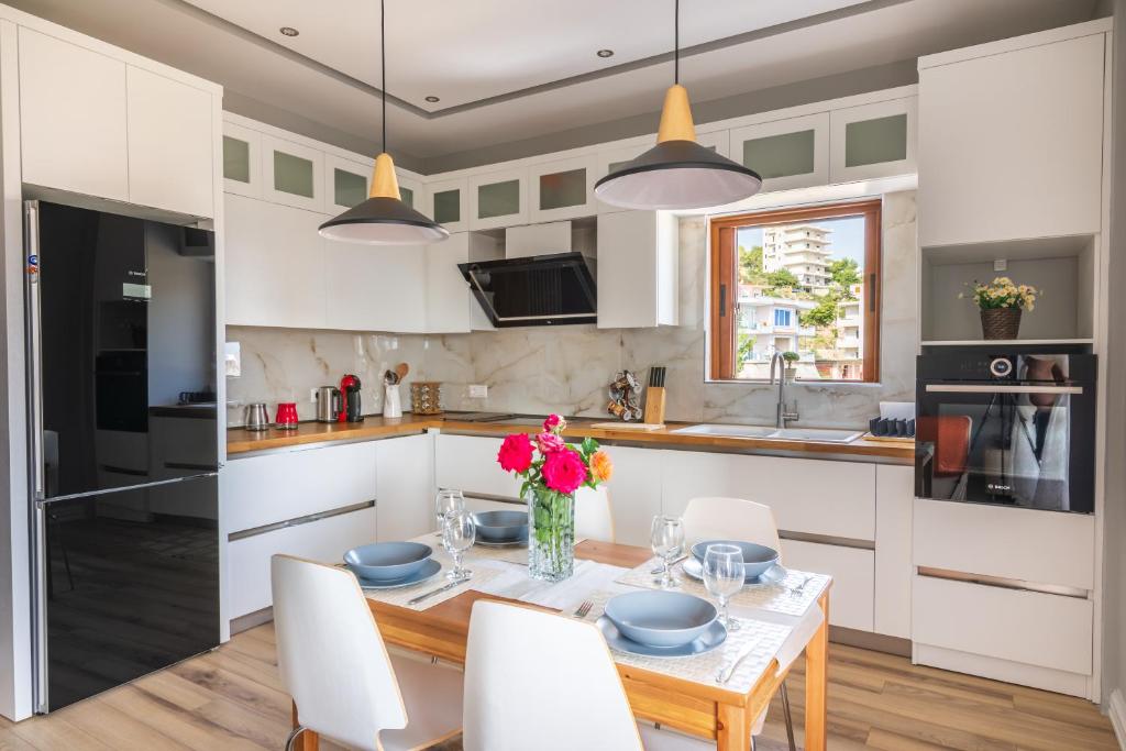 Kuchyň nebo kuchyňský kout v ubytování Great Alexander Suites