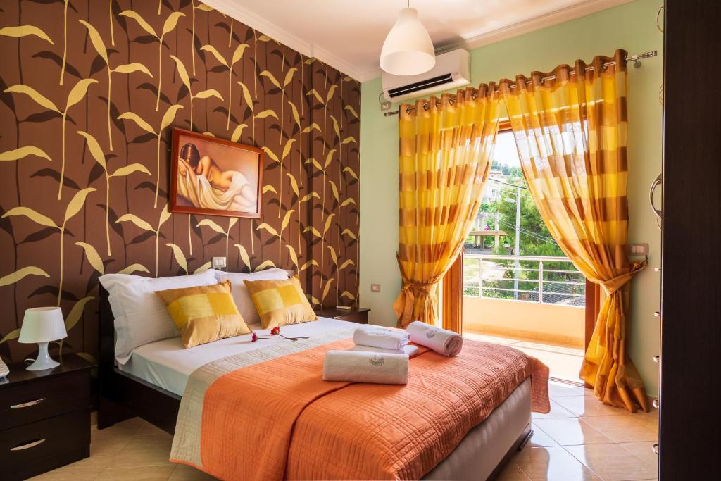 Postel nebo postele na pokoji v ubytování Great Alexander Suites