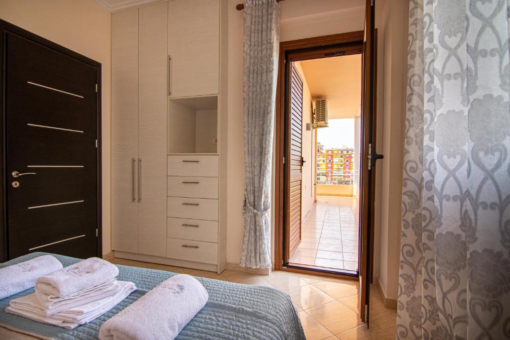 Postel nebo postele na pokoji v ubytování Great Alexander Suites