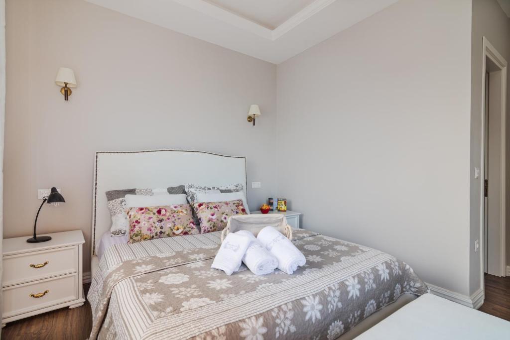 Postel nebo postele na pokoji v ubytování Great Alexander Suites