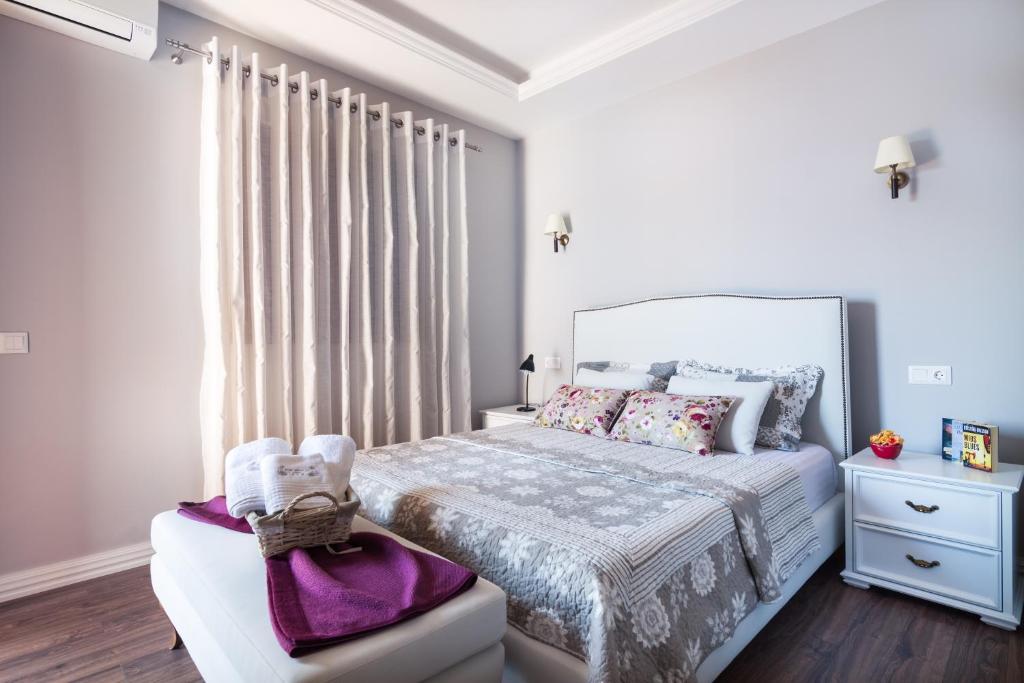 Postel nebo postele na pokoji v ubytování Great Alexander Suites