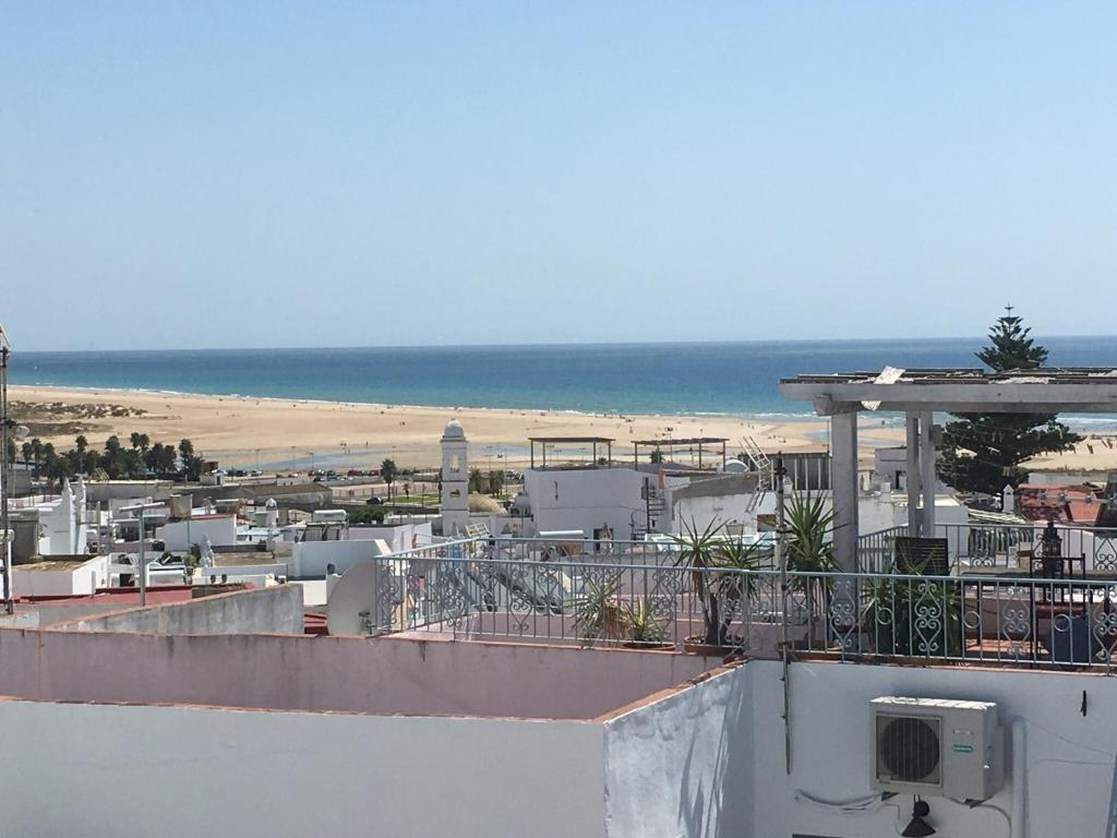 vistas a la playa desde el techo de un edificio en Casas Juani centro 1 en Conil de la Frontera