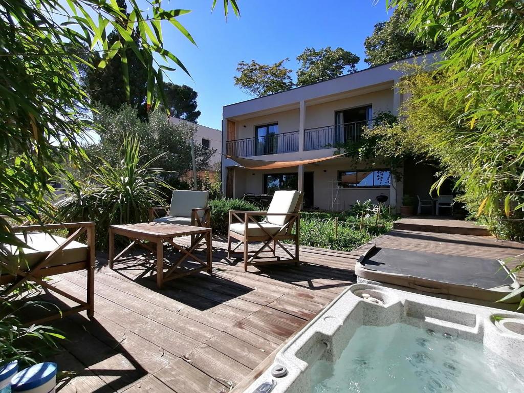 A piscina localizada em Maison d'architecte avec vue sur les Alpilles ou nos arredores