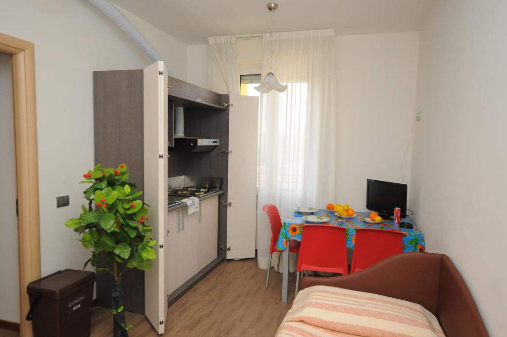 une petite chambre avec une table et une petite cuisine dans l'établissement Residence Piemonte, à Sesto San Giovanni