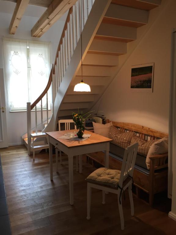 ein Wohnzimmer mit einem Tisch und einem Sofa in der Unterkunft Ferienwohnung Kamp `Himmelsblick` mit Schlafgalerie in Potsdam