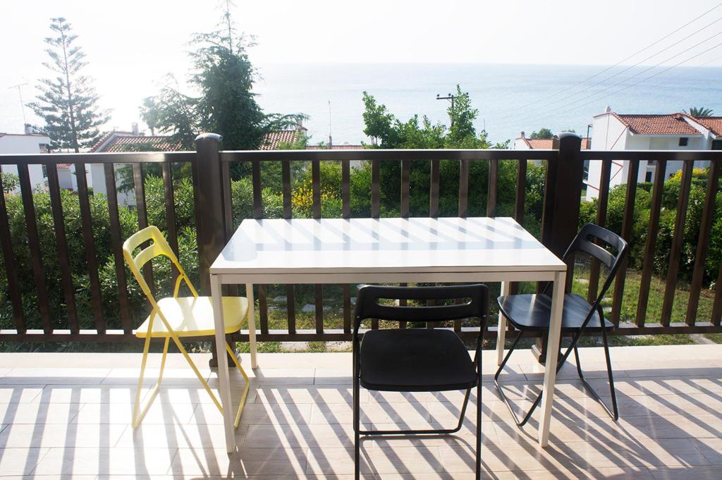 Balkón nebo terasa v ubytování Possidi Aigaiopelagitika 2-floor beach house