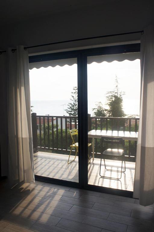 Balkón nebo terasa v ubytování Possidi Aigaiopelagitika 2-floor beach house