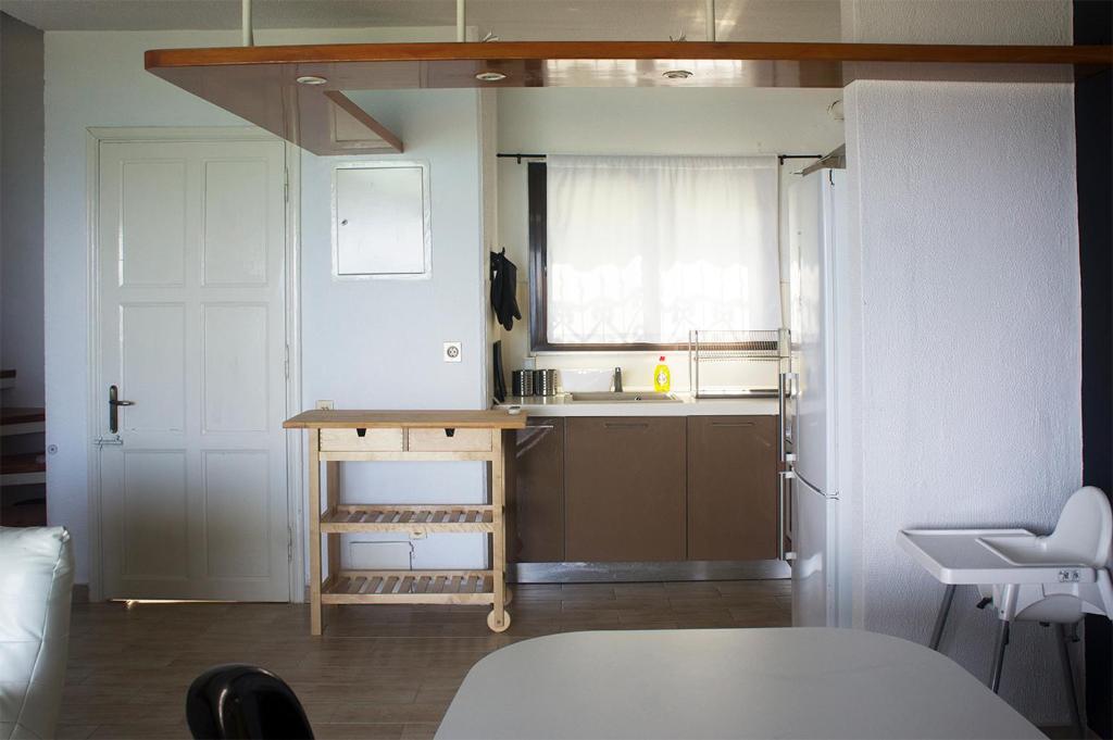 Kuchyň nebo kuchyňský kout v ubytování Possidi Aigaiopelagitika 2-floor beach house