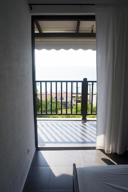 Balkón nebo terasa v ubytování Possidi Aigaiopelagitika 2-floor beach house