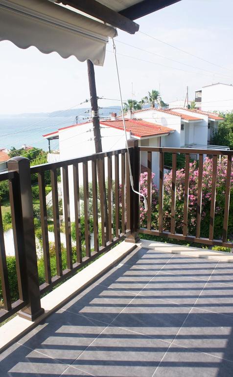Balkón nebo terasa v ubytování Possidi Aigaiopelagitika 2-floor beach house