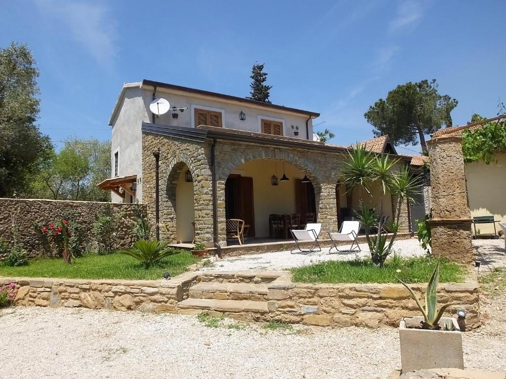 Casa con pared de piedra y patio en Casetta Clementina en Castellabate
