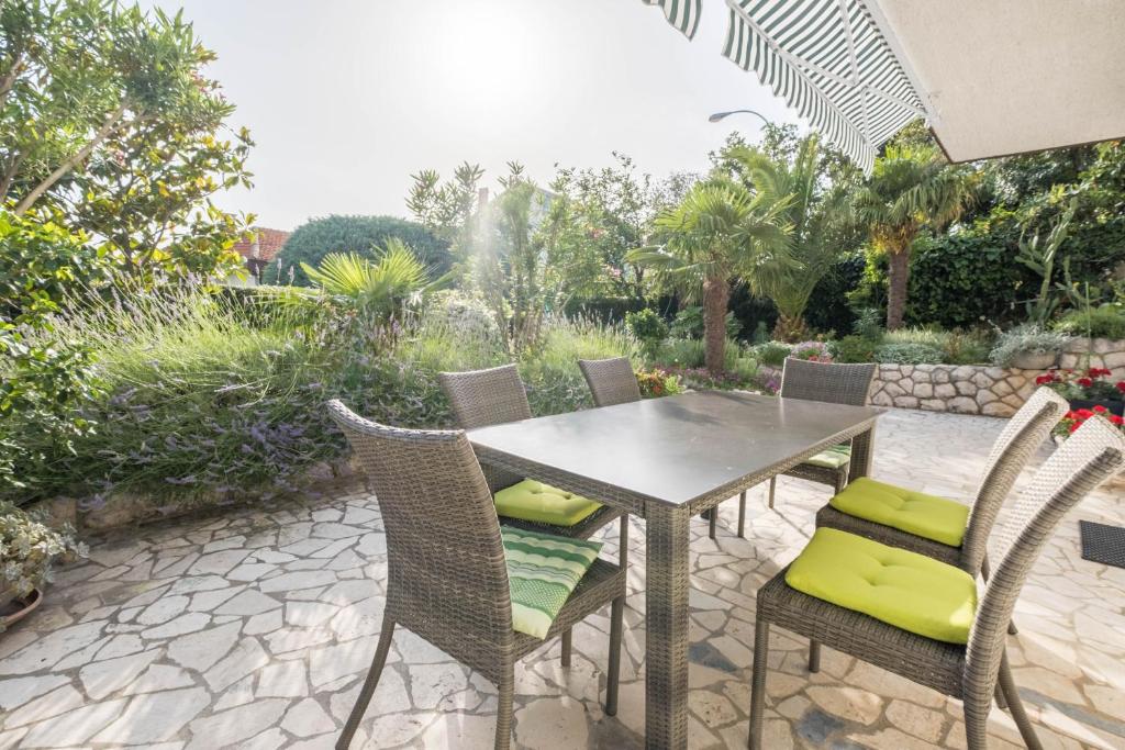 Zahrada ubytování Apartments Fina
