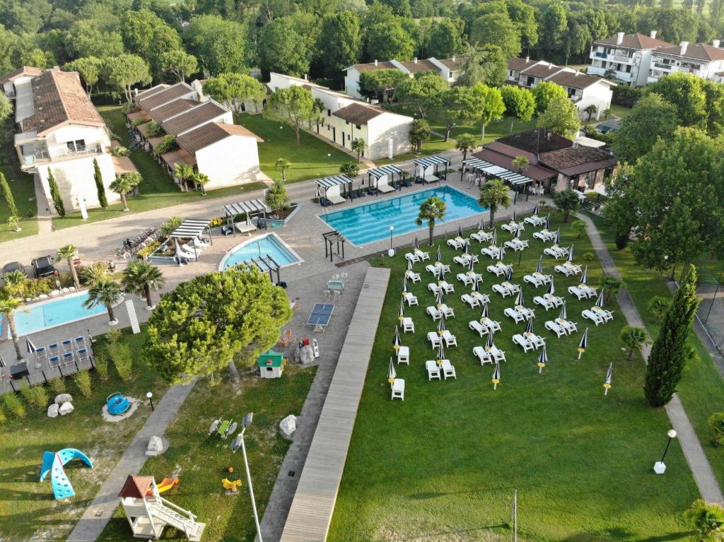 an aerial view of a resort with a pool and tables at Residence Duna Rossa in Duna Verde