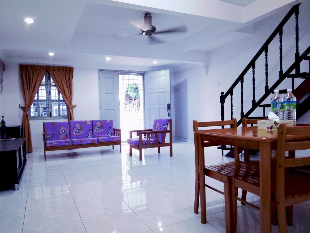Χώρος καθιστικού στο Homestay Bukit Katil Melaka 10Pax 3R3B
