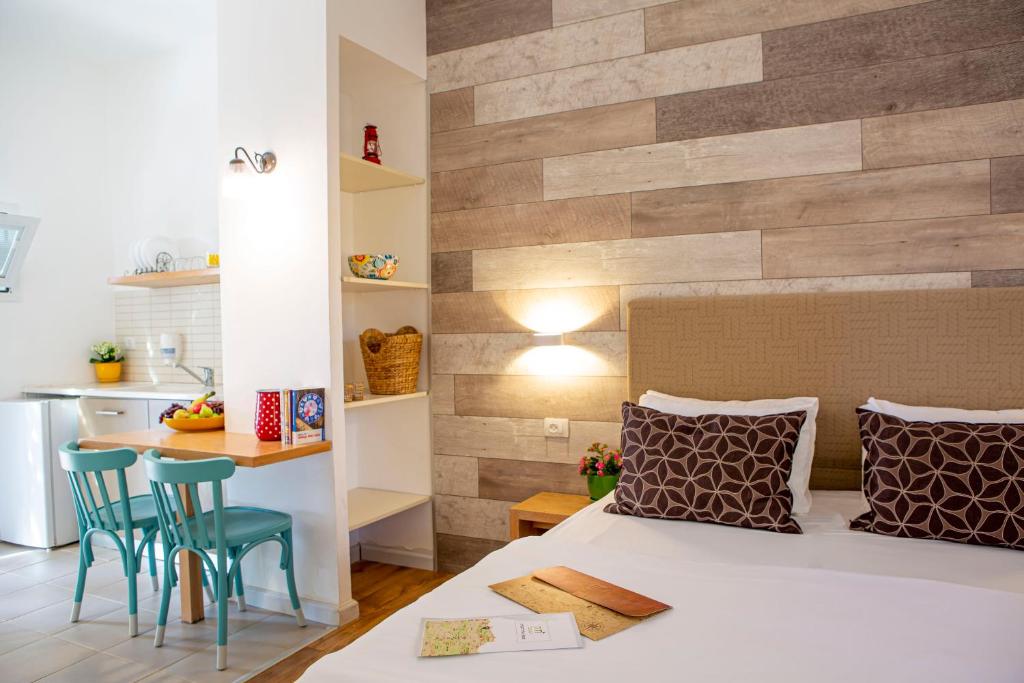 Ένα ή περισσότερα κρεβάτια σε δωμάτιο στο Kibbutz Malkiya Travel Hotel