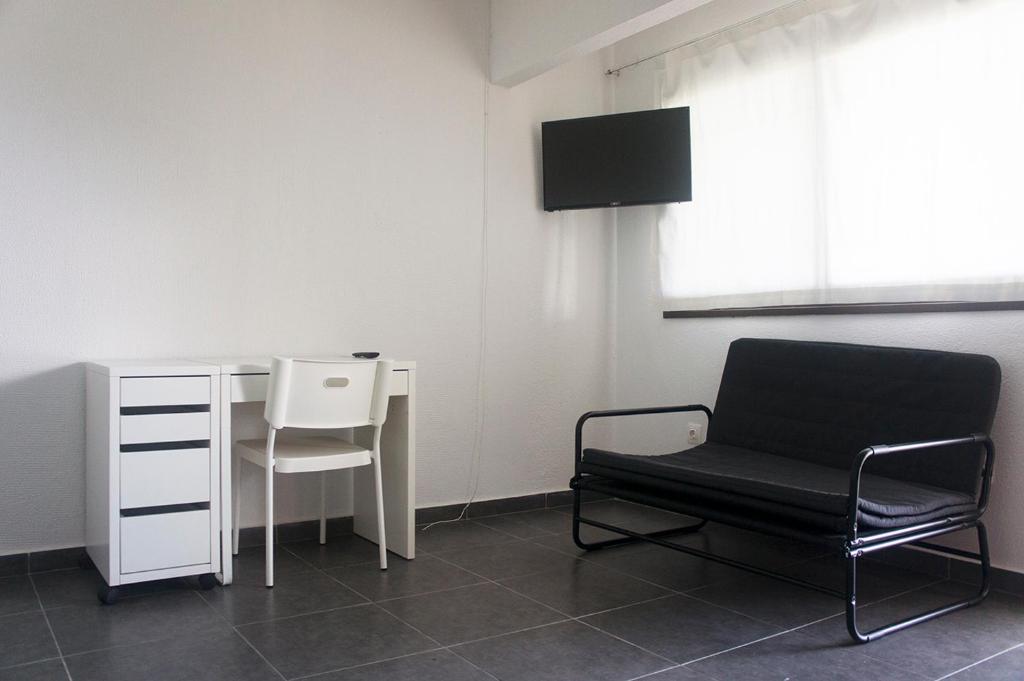 TV a/nebo společenská místnost v ubytování Possidi Aigaiopelagitika ground floor beachside studio