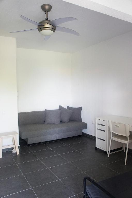 Posezení v ubytování Possidi Aigaiopelagitika ground floor beachside studio