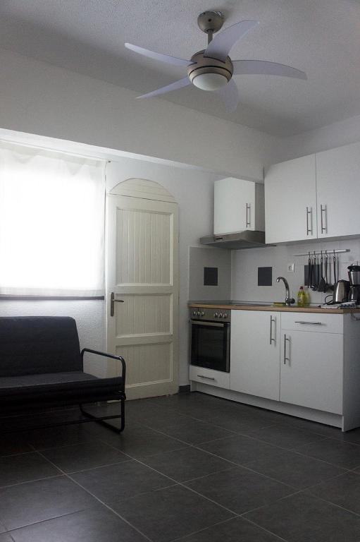 Kuchyň nebo kuchyňský kout v ubytování Possidi Aigaiopelagitika ground floor beachside studio