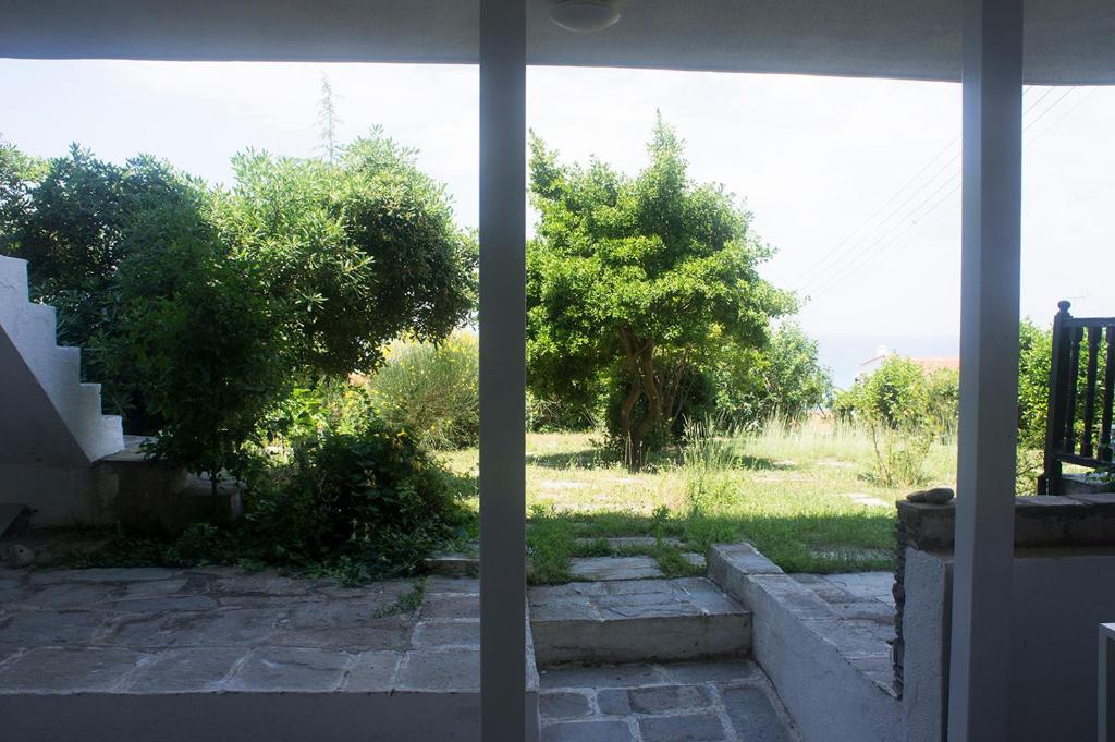 Zahrada ubytování Possidi Aigaiopelagitika ground floor beachside studio