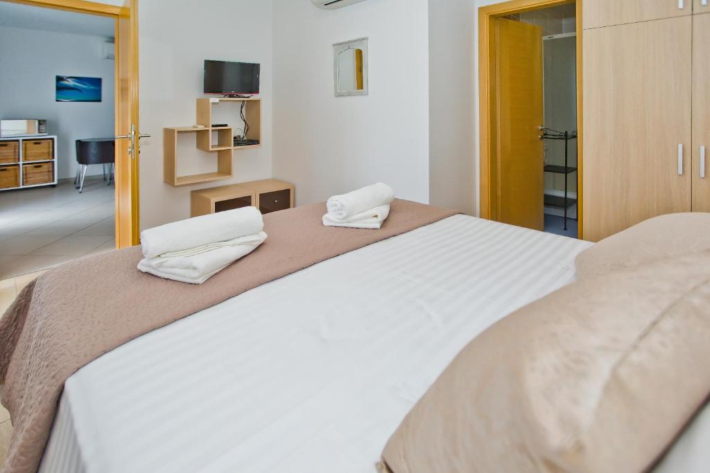 Cama ou camas em um quarto em Luxurious Apartments Maslina with Beach