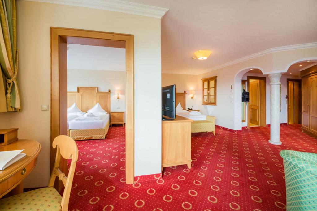 Postel nebo postele na pokoji v ubytování Hotel AlpenSchlössl