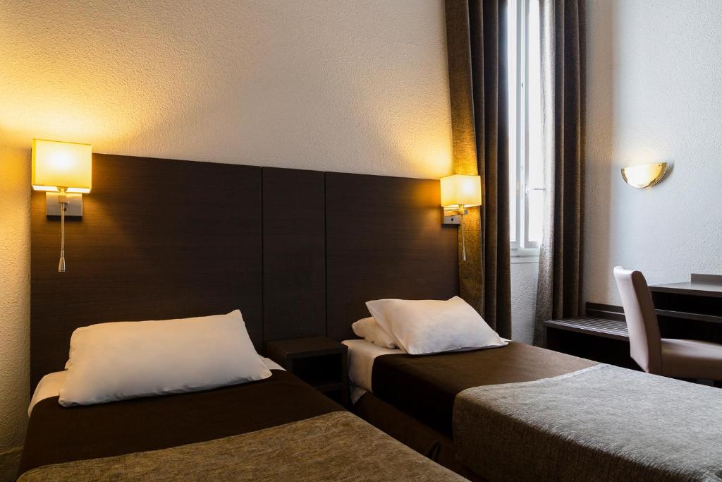 Postel nebo postele na pokoji v ubytování The Originals City, Hôtel Astoria Vatican, Lourdes