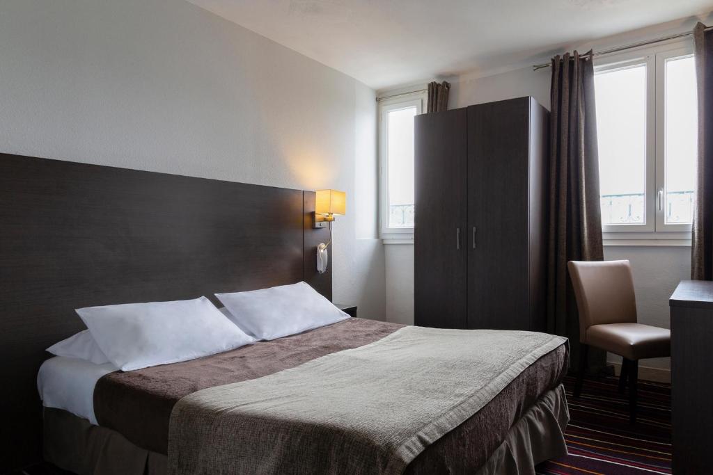 Tempat tidur dalam kamar di The Originals City, H&ocirc;tel Astoria Vatican, Lourdes (Inter-Hotel)