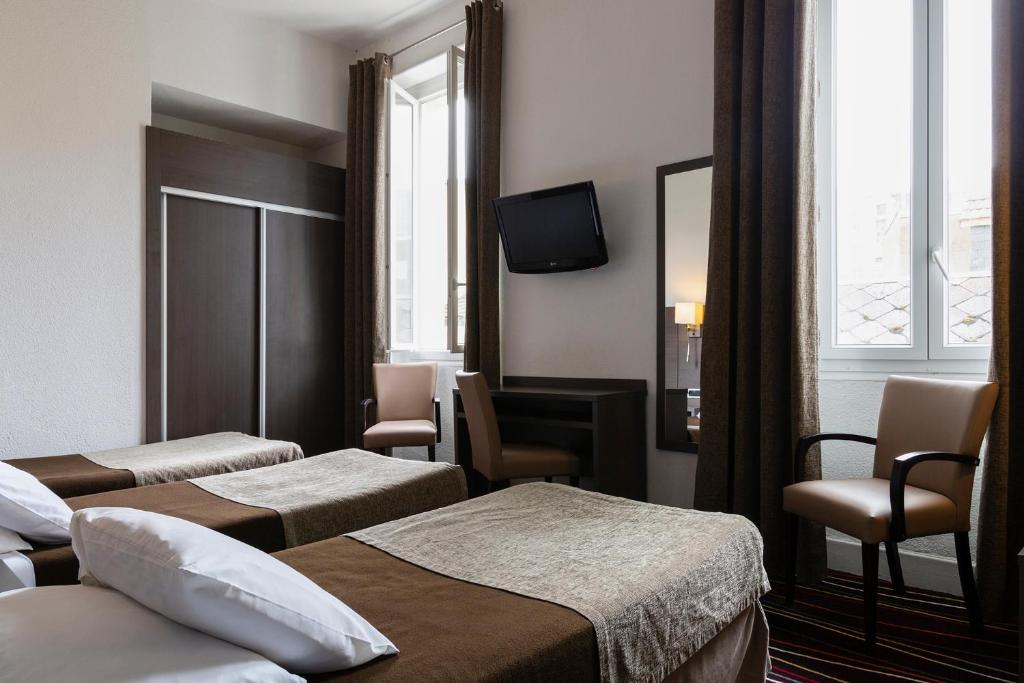 Postel nebo postele na pokoji v ubytování The Originals City, Hôtel Astoria Vatican, Lourdes