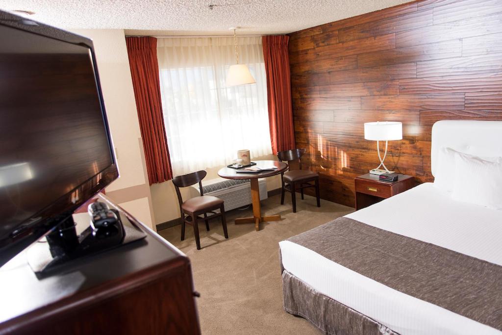 Postel nebo postele na pokoji v ubytování Carson Valley Motor Lodge and Suites