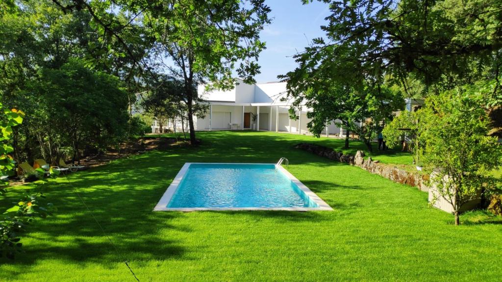 einen Pool im Hof eines Hauses in der Unterkunft Casa de Apeleiras in Marco de Canavezes