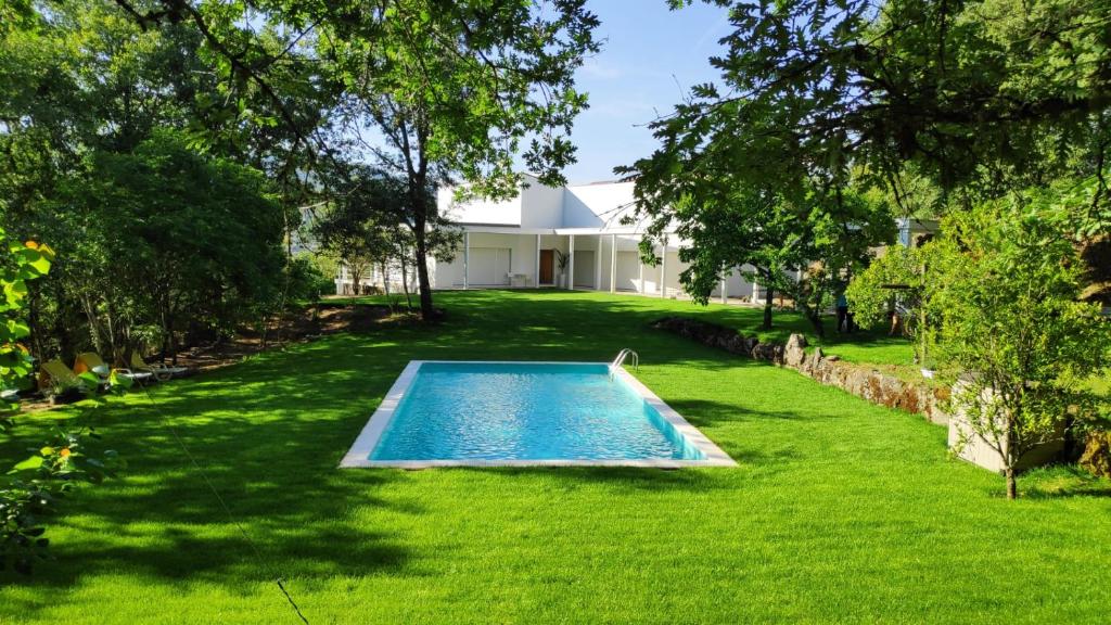 - une piscine dans la cour d'une maison dans l'établissement Casa de Apeleiras, à Marco de Canavezes