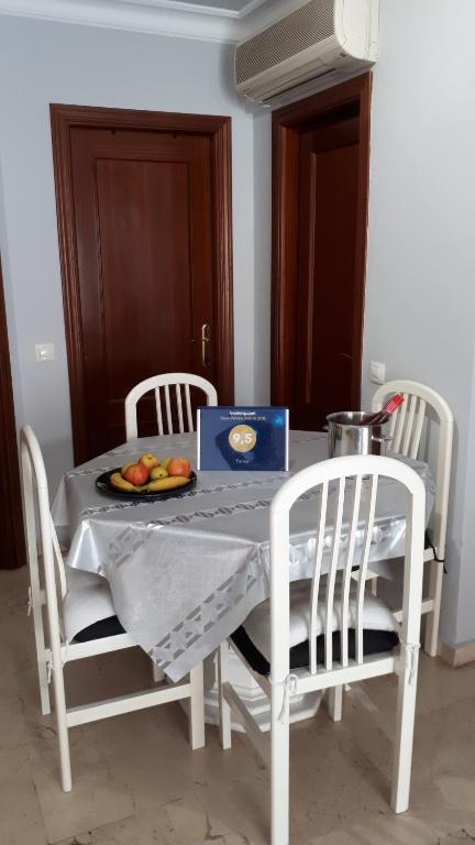 una mesa con un plato de fruta y una caja en ella en Torrox, en Fuengirola